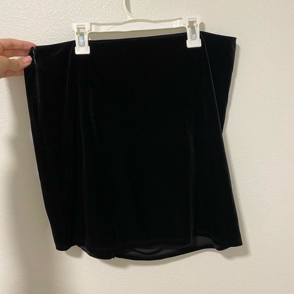 Black velvet Abercrombie side ruffle skirt - Picture 7 of 8